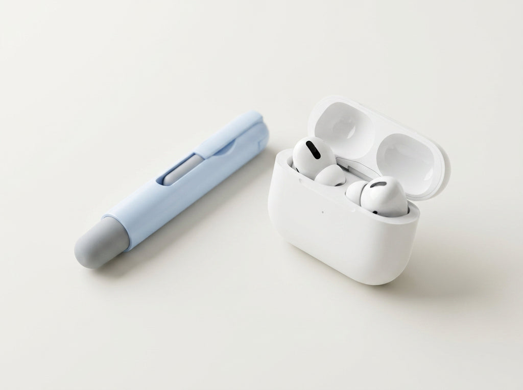 Stylo de nettoyage ClairDesk à côté d'un boîtier d'écouteurs sans fil